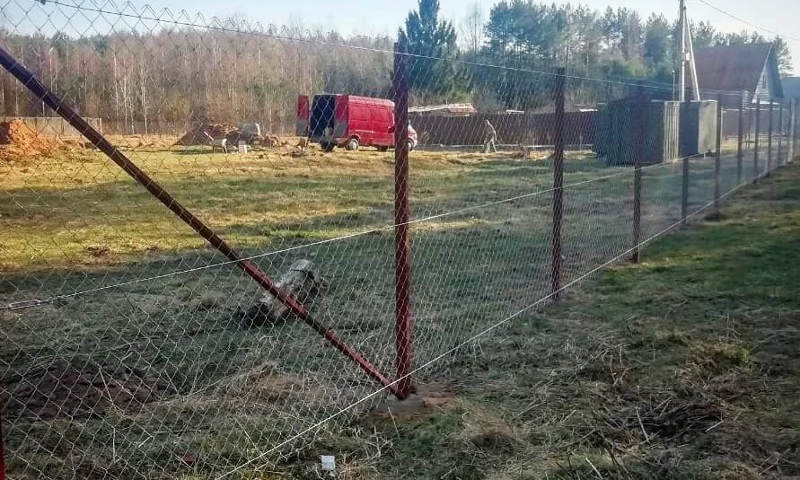 Забор из сетки-рабицы